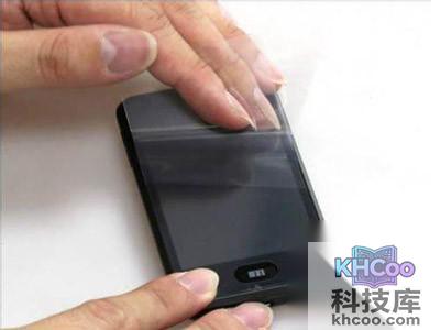 手机贴膜怎么贴_第四步：慢慢地将保护膜粘贴到屏幕