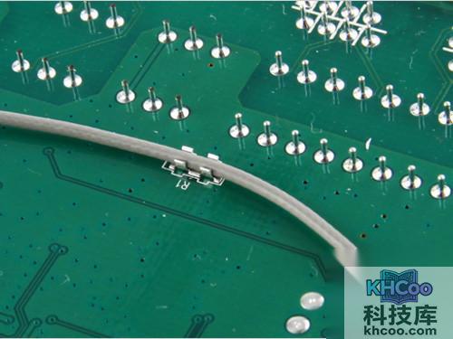 新360安全路由P1主板上的馈线固定卡扣