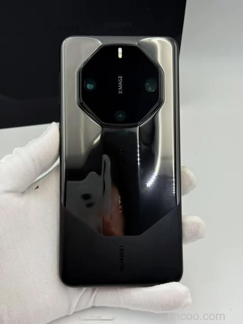 华为Mate60RS非凡大师是不是三孔屏 华为Mate60RS非凡大师是三孔屏吗【详解】