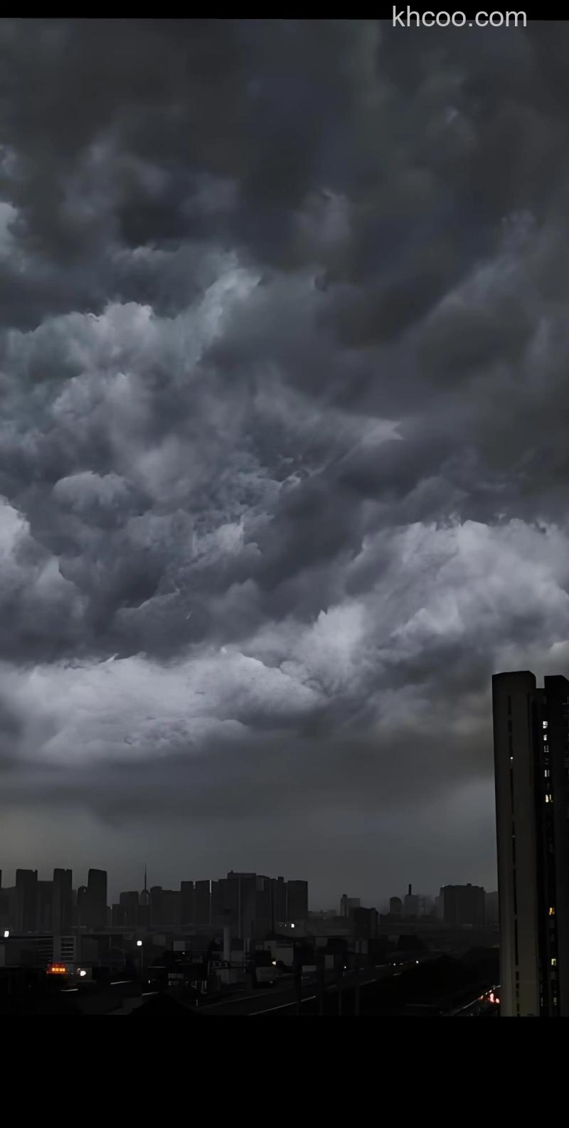 PS如何制作暴风雨来临前的乌云密布效果图