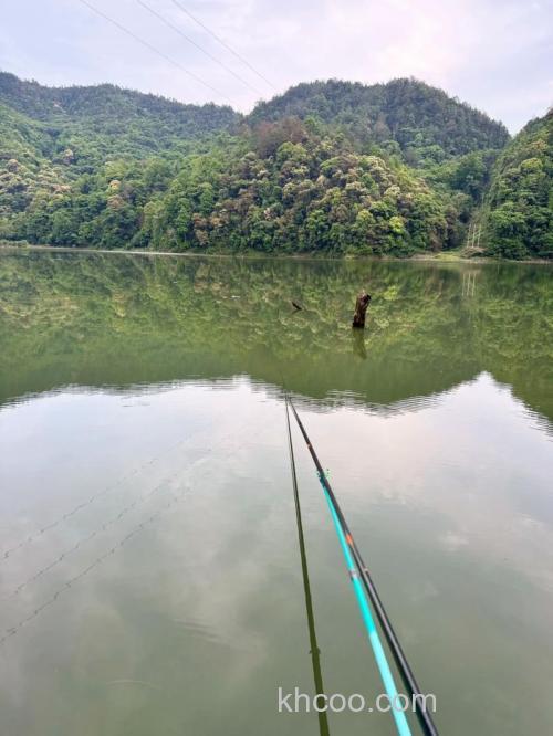 山体水库夏天钓草鱼适合几米水深？