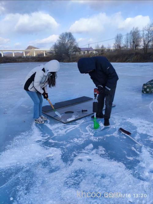 刚冻上冰怎么钓鱼