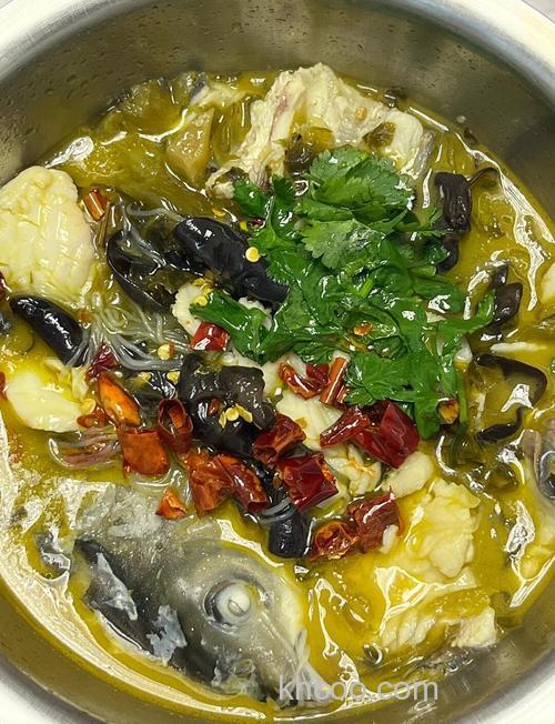 鲤鱼东北酸菜粉条的做法？