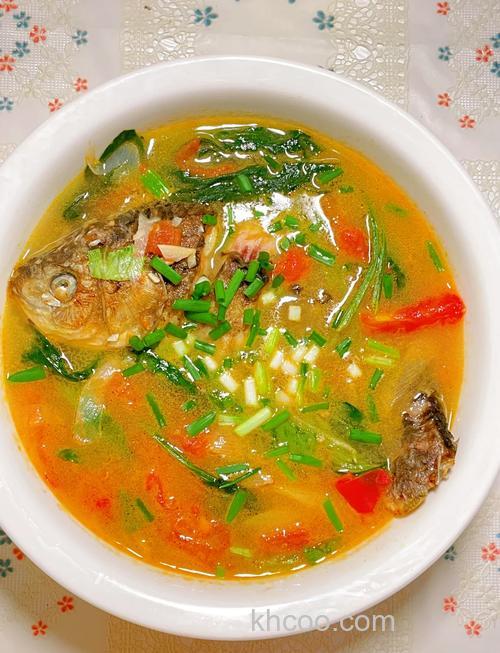 谁知道 熬鲫鱼汤 要放什么调料哦 还有可以放西红柿吗？