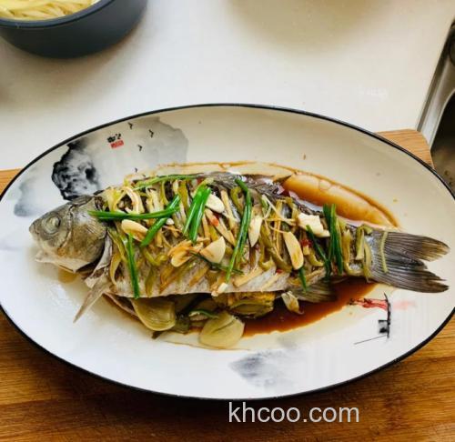 冬季鲫鱼吃什么食物为主呢？