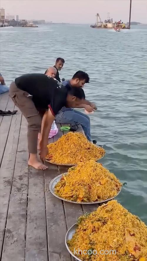 剩菜剩饭能养鱼吗？