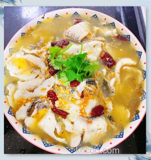 无骨鲫鱼酸菜汤家常做法？