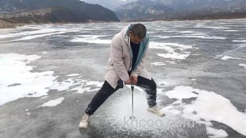 辽宁男子冰上野钓，斩获37斤大草鱼，却遭到钓鱼人狂喷