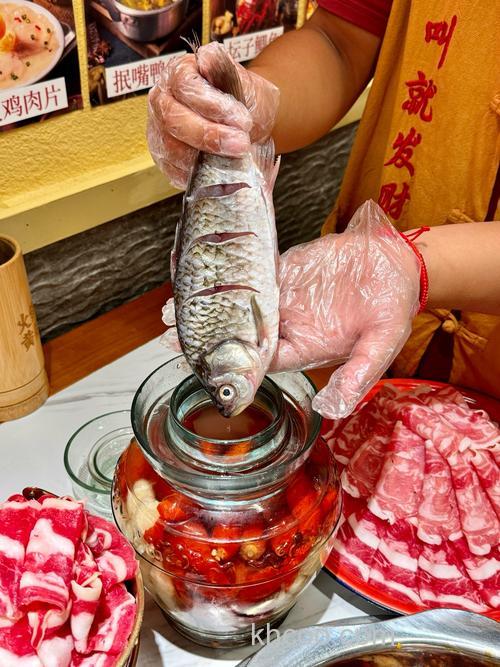 泡菜坛子里放鲫鱼的做法？