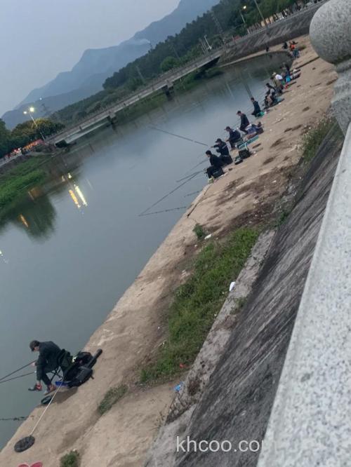 城市里的钓鱼人在哪里钓的？这6个地方不错！
