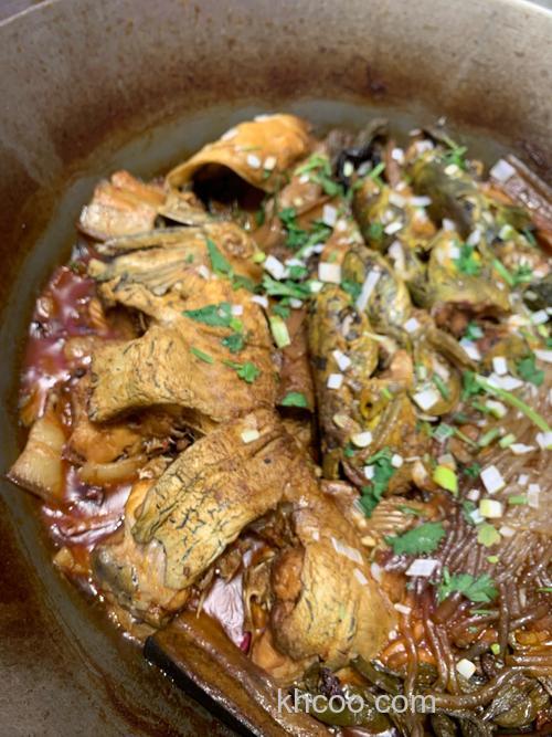 东北炖鱼为什么放五花肉？