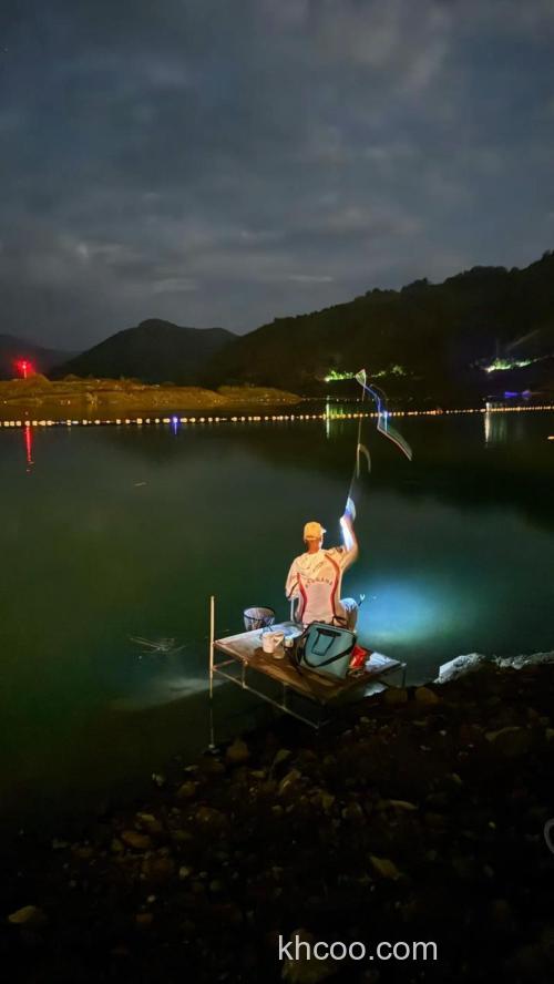 夜晚野钓魅力多，掌握技巧选好装备，享受独特垂钓体验